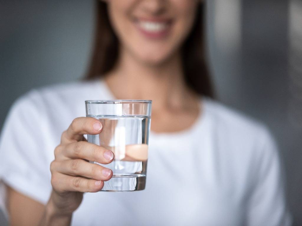 Co daje codzienne picie 2l wody? Główne korzyści