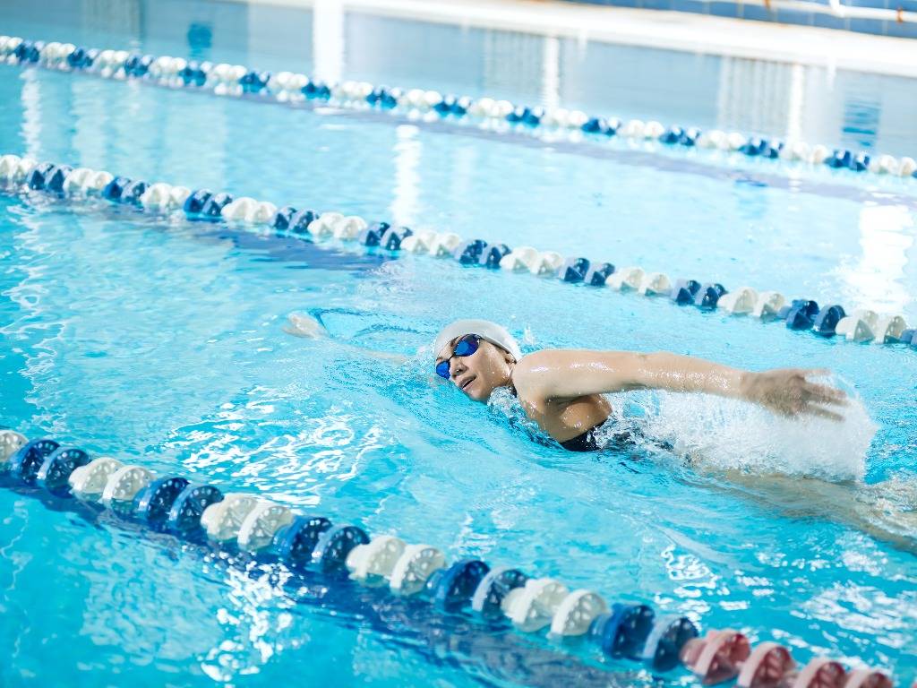 Ile trzeba pływać żeby schudnąć?